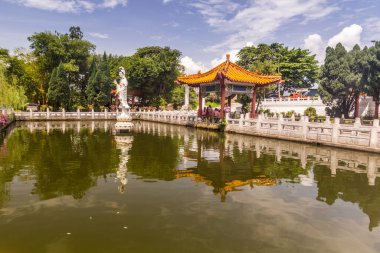 IPOH, MALAYASIA - 25 Mart 2018: Ipoh, Malezya 'da Perak Tong Tapınağı yakınlarında küçük bir gölet.