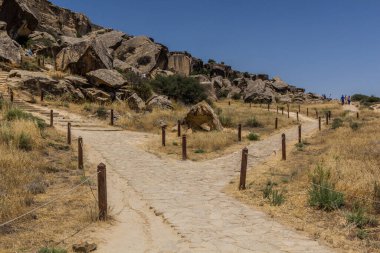 GOBUSTAN, AZERBAIJAN - 19 Haziran 2018: Turistler Gobustan petroglyph rezervi, Azerbaycan 'ı ziyaret ettiler