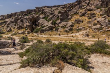 GOBUSTAN, AZERBAIJAN - 19 Haziran 2018: Turistler Gobustan petroglyph rezervi, Azerbaycan 'ı ziyaret ettiler