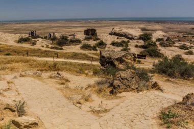 GOBUSTAN, AZERBAIJAN - 19 Haziran 2018: Turistler Gobustan petroglyph rezervi, Azerbaycan 'ı ziyaret ettiler