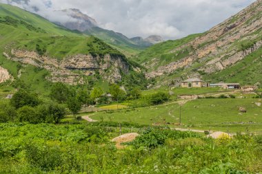Azerbaycan 'ın Kafkasya dağlarındaki Laza köyü manzarası