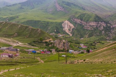Kafkasya dağlarındaki Laza köyünün havadan görünüşü, Azerbaycan