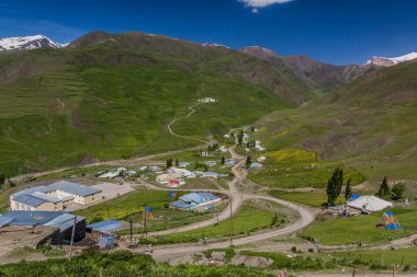 Azerbaycan 'daki Xinaliq (Khinalug) köyünün havadan görünüşü