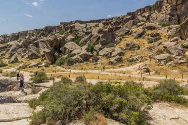 GOBUSTAN, AZERBAIJAN - 19 Haziran 2018: Turistler Gobustan petroglyph rezervi, Azerbaycan 'ı ziyaret ettiler