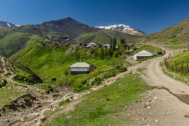 Xinaliq (Khinalug) köyüne giden yol, Azerbaycan