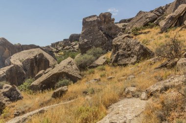 Gobustan Petroglyph rezervinin manzarası, Azerbaycan