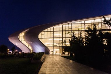 BAKU, AZERBAIJAN - 21 Haziran 2018: Bakü, Azerbaycan 'daki Heydar Aliyev Kültür Merkezi' nin Gece Görüşü