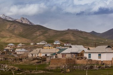 Kırgızistan, Sary-Tash köyü manzarası