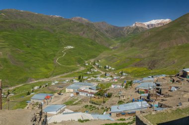 Azerbaycan 'daki Xinaliq (Khinalug) köyünün havadan görünüşü