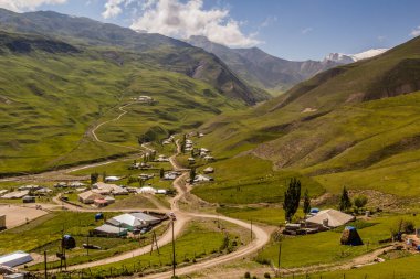 Azerbaycan 'daki Xinaliq (Khinalug) köyünün görüntüsü