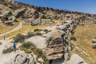 GOBUSTAN, AZERBAIJAN - 19 Haziran 2018: Turistler Gobustan petroglyph rezervi, Azerbaycan 'ı ziyaret ettiler