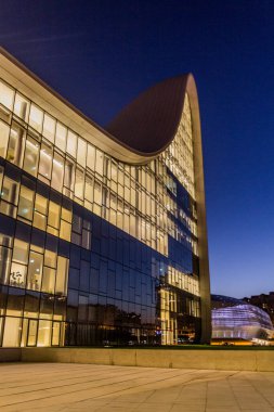 BAKU, AZERBAIJAN - 21 Haziran 2018: Bakü, Azerbaycan 'daki Heydar Aliyev Kültür Merkezi' nin Gece Görüşü