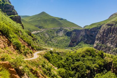Gualochay nehir kanyonundaki yol, Azerbaycan
