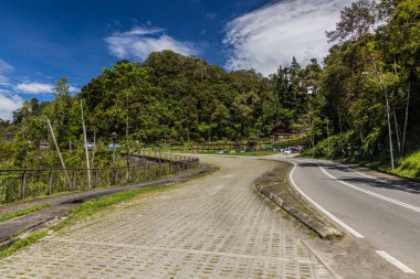 Kinabalu Dağı yakınlarındaki dağ yolu, Sabah, Malezya