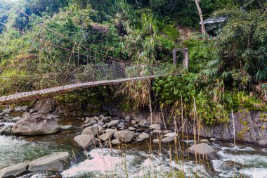 Filipinler 'deki Luzon Adası' ndaki Cambulo köyünün yakınındaki asma köprü.