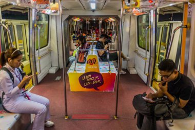 KUALA LUMPUR, MALAYSIA - 23 Mart 2018: Kuala Lumpur, Malezya 'da tek raylı trendeki insanlar