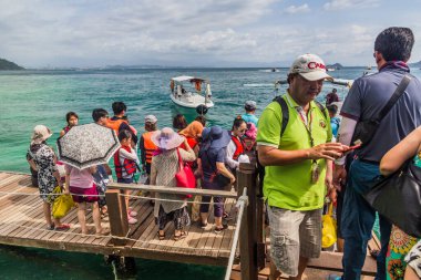 TUNKU ABDUL RAHMAN PARK, MALAYSIA - 24 Şubat 2018: Tunku Abdul Rahman Ulusal Parkı, Sabah, Malezya 'daki Gaya Adası' ndaki iskelede insanlar