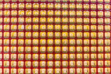 SINGAPORE, ŞARKI - 12 Mart 2018: Singapur 'un Çin Mahallesi' ndeki Buda Dişi Rejimi Tapınağı 'ndaki küçük Budda figürleri