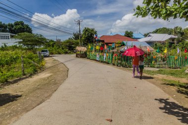 CEBU, PHIPPINES - 16 Şubat 2018: Cebu, Filipinler 'deki Lapu Lapu City' de Sokak