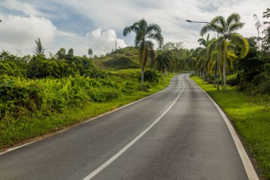Miri, Sarawak, Malezya 'daki 1 numaralı petrol kuyusuna giden yol.
