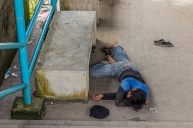 KAPIT, MALAYSIA - 2 Mart 2018: Kapit, Sarawak, Malezya limanında uyuyan evsiz adam