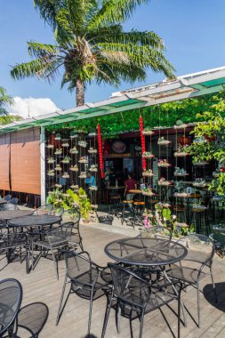 KOTA KINABALU, MALAYSIA - 23 Şubat 2018: Kota Kinabalu, Sabah, Malezya 'daki Waterfront Esplanade' de küçük bir bar