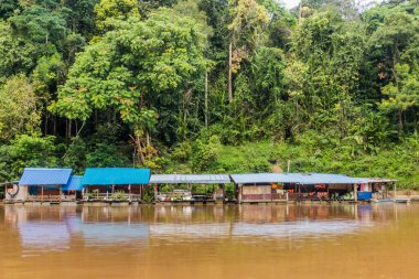 Taman Negara Ulusal Parkı 'ndaki Riverside kulübeleri, Malezya