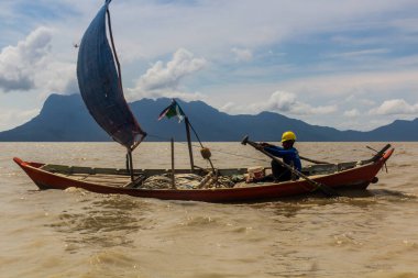 BAKO, MALAYSIA - 6 Mart 2018: Borneo Adası, Malezya 'daki Bako Ulusal Parkı yakınlarında küçük yelkenli