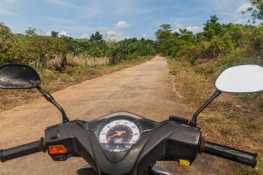 SIQUIJOR, PHIPPINES - 8 Şubat 2018: Siquijor Adası, Filipinler 'deki bir köy yolunda scooter.