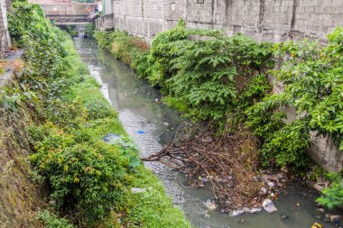 Filipinler 'in Manila şehrinde kanalizasyon
