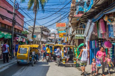 BORACAY, FİLİPPİNLER - 1 Şubat 2018: Boracay Adası, Filipinler 'deki ana yolda trafik