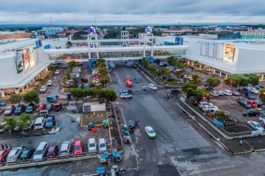BACOLOD, FİLİPPİNLER - 5 Şubat 2018: Bacolod, Filipinler 'deki SM City alışveriş merkezinin havadan görünüşü