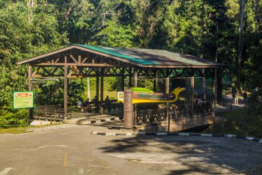SEMENGGOH, MALAYSIA - 4 Mart 2018: Semenggoh Doğa Rezervine Giriş, Sarawak, Malezya