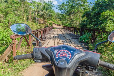 BOHOL ADASI, FİLİPPİNLER - 11 Şubat 2018: Filipinler 'deki Bohol adasındaki ahşap bir köprüde scooter