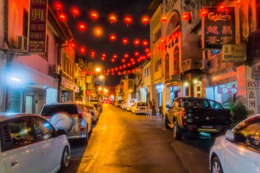 KUCHING, Malezya - 3 Mart 2018: Kuching, Malezya 'nın merkezindeki bir caddenin akşam manzarası