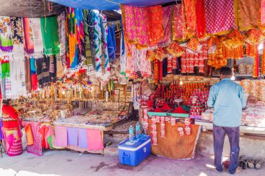 CHAMPANER, Hindistan - 8 Şubat 2017: Pavagad Hill, Gujarat State, Hindistan 'daki hediyelik eşya tezgahları
