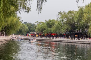 BEIJING, ÇİN - 26 AĞUSTOS 2018: Çin, Pekin 'in hutong bölgesinde bir kanalda tekne gezisi