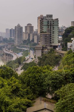 Chongqing, Çin 'deki yerleşim alanından geçen raylı hat.