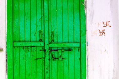 UDAIPUR, Hindistan - 11 Şubat 2017: Udaipur, Rajasthan Eyaleti, Hindistan 'da yeşil kapı ve gamalı haç sembolü