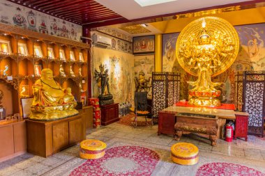 DUNHUANG, ÇİN - 21 AĞUSTOS 2018: Çin 'in Gansu Eyaleti yakınlarındaki Singing Sands Dune' da Hilal Ay Gölü tapınağı