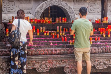 CHONGQING, ÇİN - 16 AĞUSTOS 2018: Chongqing, Çin 'deki Luohan Tapınağındaki fanatikler