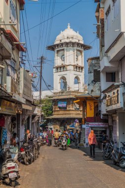 UDAIPUR, Hindistan - 12 Şubat 2017: Udaipur 'daki Ghanta Ghar Saat Kulesi, Rajasthan Eyaleti, Hindistan