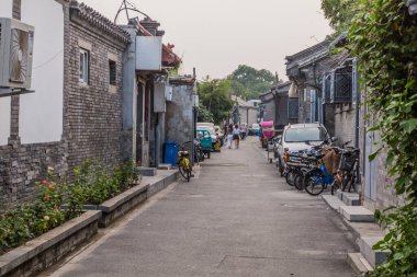 BEIJING, ÇİN - 26 AĞUSTOS 2018: Pekin, Çin 'deki tipik Hutong Caddesi