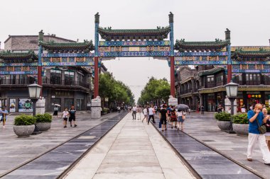 BEIJING, ÇİN - 27 AĞUSTOS 2018: Pekin 'deki Qianmen caddesinde Dekoratif Archway