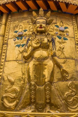 XIAHE, ÇİN - 25 AĞUSTOS 2018: Çin 'in Gansu ilindeki Xiahe kasabasındaki Labrang Manastırı' ndaki Gongtang pagoda 'da Altın Buda' dan yardım