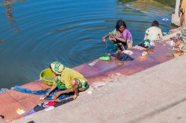 CHAMPANER, INDIA - 8 Şubat 2017: Kadınlar, Hindistan 'ın Gujarat eyaletindeki Pavagad Hill' deki Dudhia tankında çamaşır yıkıyor