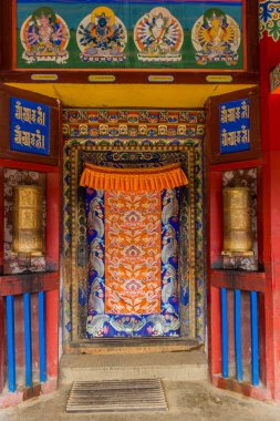 XIAHE, ÇİN - 25 AĞUSTOS 2018: Çin 'in Gansu Eyaleti Xiahe kasabasındaki Labrang Manastırı' nın kapısı