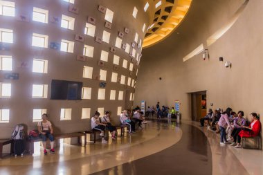 DUNHUANG, ÇİN - 20 Ağustos 2018: Dunhuang, Gansu Eyaleti yakınlarındaki Mogao Grottoes 'un Ziyaretçi Merkezi, Çin