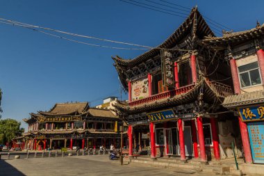 ZHANGYE, ÇİN - 23 AĞUSTOS 2018: Zhangye 'nin merkezindeki binalar, Gansu Eyaleti, Çin