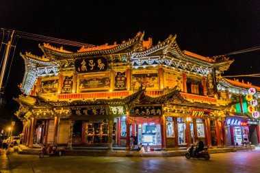 ZHANGYE, ÇİN - 22 AĞUSTOS 2018: Zhangye 'nin merkezindeki binalar, Gansu Eyaleti, Çin